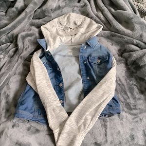 This is a kitty cat Jean jacket and is great for kids who love this kinda style.